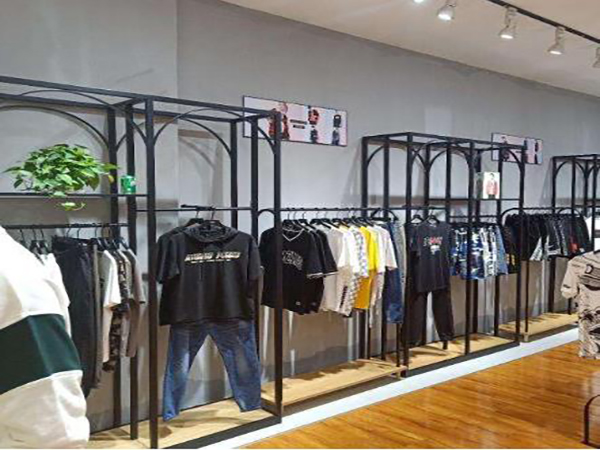 品牌服饰店货架